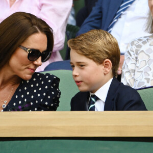 Le prince William, duc de Cambridge, et Catherine (Kate) Middleton, duchesse de Cambridge, avec le prince George de Cambridge dans les tribunes de la finale du tournoi de Wimbledon, le 10 juillet 2022. © Ray Tang/Zuma Press/Bestimage  Prince William, Duke of Cambridge, and Catherine (Kate) Middleton, Duchess of Cambridge, with Prince George of Cambridge in the stands of the final of the Wimbledon tournament, July 10, 2022.