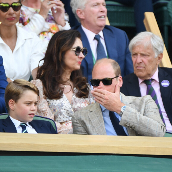 Le prince William, duc de Cambridge, et Catherine (Kate) Middleton, duchesse de Cambridge, avec le prince George de Cambridge dans les tribunes de la finale du tournoi de Wimbledon, le 10 juillet 2022. 