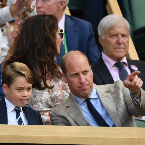 Le prince William, duc de Cambridge, et Catherine (Kate) Middleton, duchesse de Cambridge, avec le prince George de Cambridge dans les tribunes de la finale du tournoi de Wimbledon, le 10 juillet 2022. 