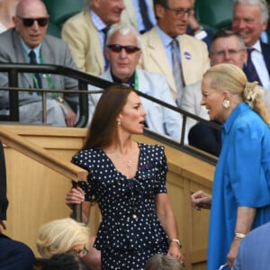 Le prince William, duc de Cambridge, et Catherine (Kate) Middleton, duchesse de Cambridge, avec le prince George de Cambridge dans les tribunes de la finale du tournoi de Wimbledon, le 10 juillet 2022. 