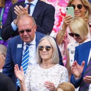 Le prince William, duc de Cambridge, et Catherine (Kate) Middleton, duchesse de Cambridge, avec le prince George de Cambridge dans les tribunes de la finale du tournoi de Wimbledon, le 10 juillet 2022. 