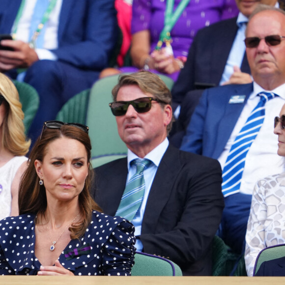 Le prince William, duc de Cambridge, et Catherine (Kate) Middleton, duchesse de Cambridge, avec le prince George de Cambridge dans les tribunes de la finale du tournoi de Wimbledon, le 10 juillet 2022. 