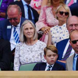 Le prince William, duc de Cambridge, et Catherine (Kate) Middleton, duchesse de Cambridge, avec le prince George de Cambridge dans les tribunes de la finale du tournoi de Wimbledon, le 10 juillet 2022. 