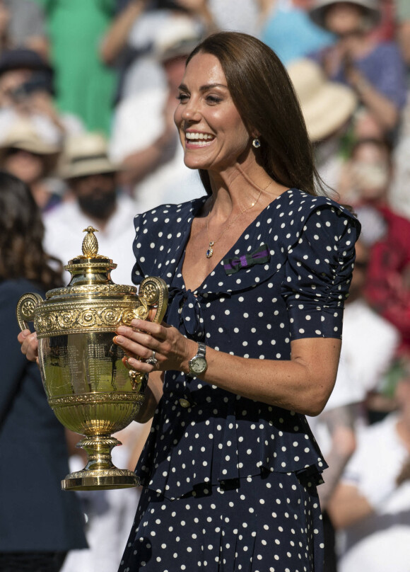 Catherine (Kate) Middleton remet le trophée à Novak Djokovic, vainqueur du tournoi de Wimbledon le 10 juillet 2022. 