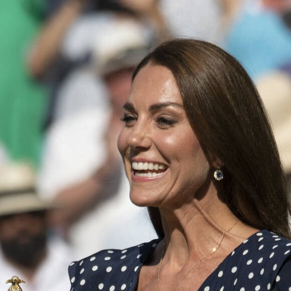 Catherine (Kate) Middleton remet le trophée à Novak Djokovic, vainqueur du tournoi de Wimbledon le 10 juillet 2022. 