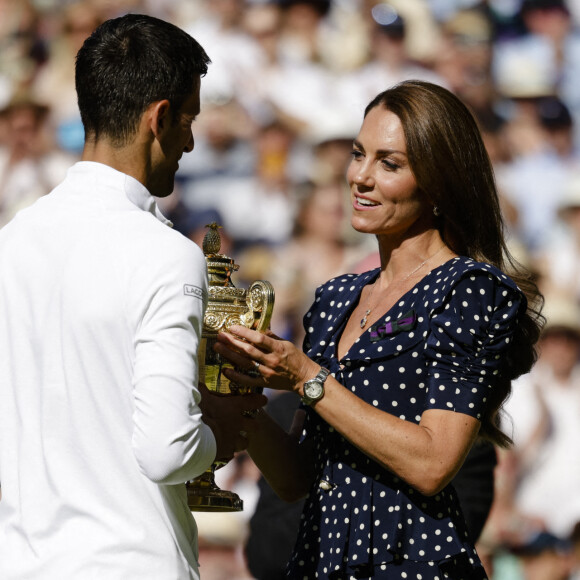 Catherine (Kate) Middleton, duchesse de Cambridge,remet le trophée à Novak Djokovic, vainqueur du tournoi de Wimbledon face à Nick Kyrgios (4/6 - 6/3 - 6/4 - 7/6), le 10 juillet 2022. 