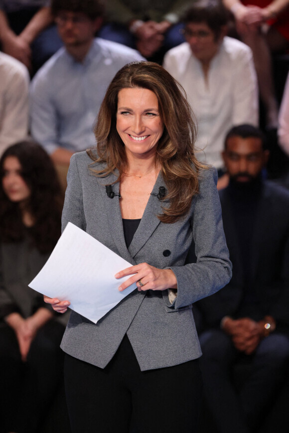 Anne-Claire Coudray - Les candidats à l'élection présidentielle sont sur le plateau de l'émission "La France face à la guerre" sur TF1 le 14 mars 2022. © Laurent Vu / Pool / Bestimage 