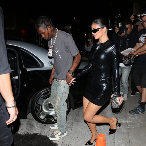 Travis Scott avec sa compagne Kylie Jenner ont dîné au restaurant Craig's à West Hollywood le 10 juillet 2022. 