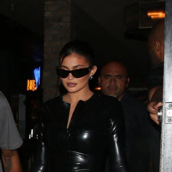 Travis Scott avec sa compagne Kylie Jenner ont dîné au restaurant Craig's à West Hollywood le 10 juillet 2022. 