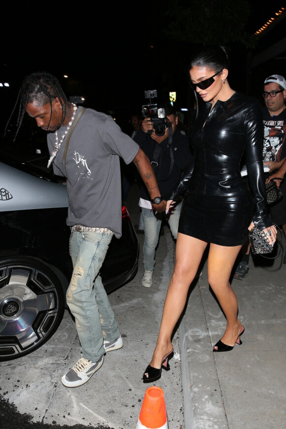 Travis Scott avec sa compagne Kylie Jenner ont dîné au restaurant Craig's à West Hollywood le 10 juillet 2022. 