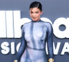 Kylie Jenner et son compagnon Travis Scott au photocall de la soirée des "Billboard Music Awards 2022" à Las Vegas, le 15 mai 2022. 