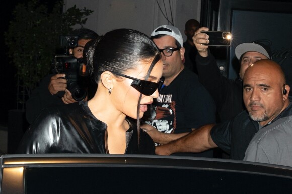 Travis Scott avec sa compagne Kylie Jenner ont dîné au restaurant Craig's à West Hollywood le 10 juillet 2022. 