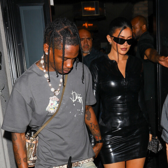 Travis Scott avec sa compagne Kylie Jenner ont dîné au restaurant Craig's à West Hollywood le 10 juillet 2022. 