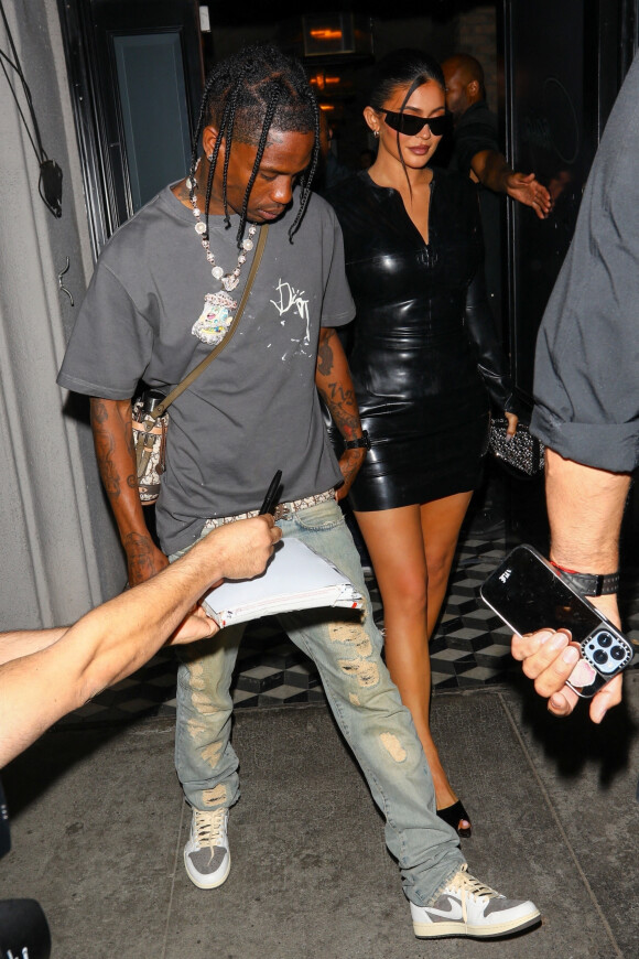 Travis Scott avec sa compagne Kylie Jenner ont dîné au restaurant Craig's à West Hollywood le 10 juillet 2022. 