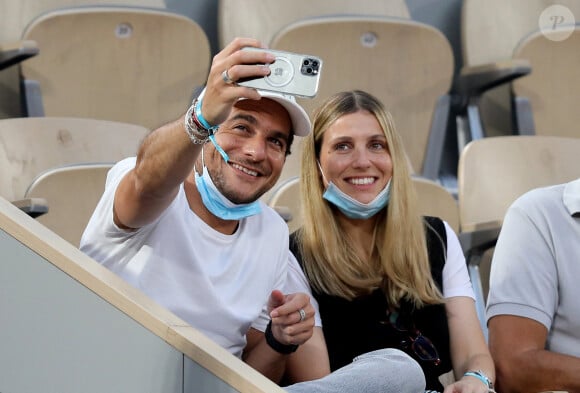 Amir Haddad et sa femme Lital - People dans les tribunes des Internationaux de France de Tennis de Roland Garros à Paris. Le 9 juin 2021 © Dominique Jacovides / Bestimage