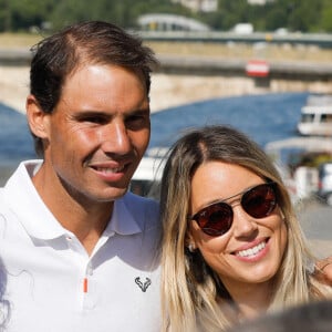 Rafael Nadal et sa femme Xisca Perello, guest - Rafael Nadal pose avec la coupe des Mousquetaires sur le pont Alexandre III après sa 14ème victoire en finale du simple messieurs aux internationaux de France de tennis de Roland Garros à Paris, France. © Christophe Clovis / Bestimage.