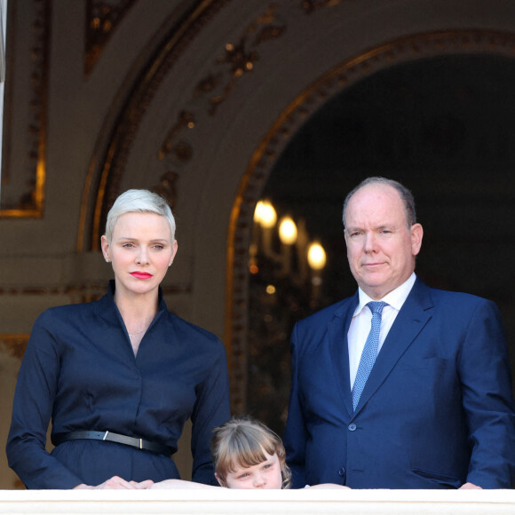 La princesse Charlene, le prince Albert II de Monaco et leur fille la princesse Gabriella durant la procession de la Fête Dieu sur la place du Palais, le 16 juin 2022. C'est le retour officiel de la princesse Charlene depuis l'annonce de sa contamination à la COVID début juin. Pendant ce jour férié à Monaco, la Principauté a célébré la Fête-Dieu (Corpus Domini). Cette fête catholique, instituée par le pape Urbain IV en 1264, se tient chaque année le jeudi qui suit la Trinité, soixante jours après Pâques. Elle célèbre la présence réelle de Jésus-Christ sous les apparences du pain et du vin, devenus son corps et son sang. © Claudia Albuquerque / Bestimage 