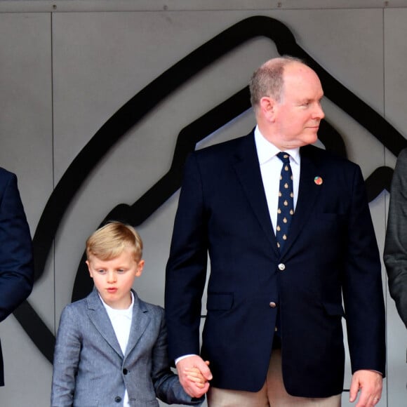 Louis Ducruet, le prince Albert II, la princesse Charlene de Monaco et leurs enfants, la princesse Gabriella et le prince Jacques - Remise des prix du championnat du "Monaco ePrix" à Monaco. Le 30 avril 2022 © Bruno Bebert / Bestimage 