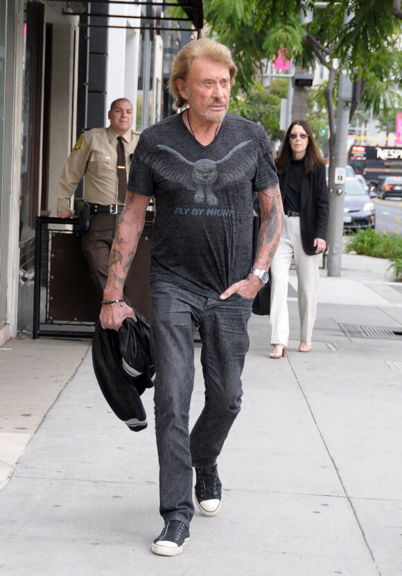 Johnny Hallyday se promene dans les rues de Beverly Hills, le 12 Novembre 2013. 