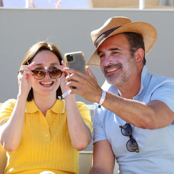 Nathalie Péchalat et Jean Dujardin dans les tribunes lors de la finale hommes des Internationaux de France de tennis de Roland Garros à Paris le 13 juin 2021. © Dominique Jacovides / Bestimage 