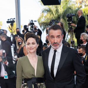 Jean Dujardin et sa femme Nathalie Péchalat - Montée des marches du film " OSS 117 : Alerte rouge en Afrique Noire " lors du 74ème Festival International du Film de Cannes. Le 17 juillet 2021 © Borde-Jacovides-Moreau / Bestimage 