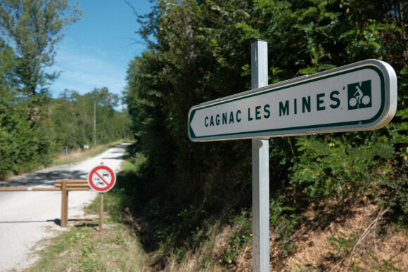 Panneau indiquant la ville de Cagnac-les-Mines dans le Tarn où vit la famille Jubillar