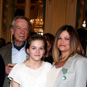 Charlotte Valandrey, son pere et sa fille Tara Paris le 10 avril 2013 Remise de la medaille de Chevalier de l'Ordre des Arts et des Lettres par la Ministre de la Culture et de la Communication, au Ministere de la Culture. 