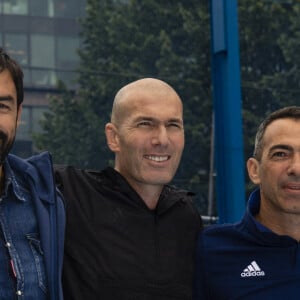 Zinédine Zidane avec ses coéquipiers Lionel Charbonnier, Robert Pirès, Youri Djorkaeff et Vincent Candela - À l'occasion du 20ème anniversaire de la victoire des Bleus en Coupe du monde, l'ex-entraîneur du Real Madrid inaugure un terrain pour les jeunes à côté du Stade de France le "playground ZZ 10", à Saint-Denis, Seine Saint-Denis, France, le 11 juin 2018. Il s'agit d'un terrain de jeu de 1 100 m2 financé par Adidas et la ville où les jeunes pourront pratiquer du football, du basket ou du skateboard. Les bleus de 98 posent avec le maillot pour le match de légende France98 vs Fifa98. G.Despioch et M.Bounoua, deux élèves de la nouvelle école de mode Casa 93, ont dessiné le maillot tricolore que vont porter les Bleus de 98 pour les vingt ans de la victoire en Coupe du monde. © Bestimage