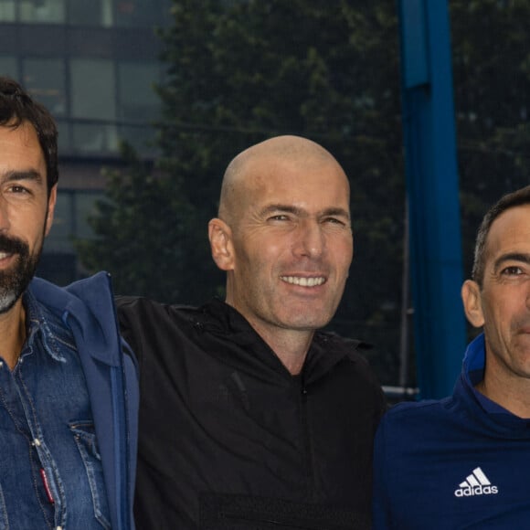 Zinédine Zidane avec ses coéquipiers Lionel Charbonnier, Robert Pirès, Youri Djorkaeff et Vincent Candela - À l'occasion du 20ème anniversaire de la victoire des Bleus en Coupe du monde, l'ex-entraîneur du Real Madrid inaugure un terrain pour les jeunes à côté du Stade de France le "playground ZZ 10", à Saint-Denis, Seine Saint-Denis, France, le 11 juin 2018. Il s'agit d'un terrain de jeu de 1 100 m2 financé par Adidas et la ville où les jeunes pourront pratiquer du football, du basket ou du skateboard. Les bleus de 98 posent avec le maillot pour le match de légende France98 vs Fifa98. G.Despioch et M.Bounoua, deux élèves de la nouvelle école de mode Casa 93, ont dessiné le maillot tricolore que vont porter les Bleus de 98 pour les vingt ans de la victoire en Coupe du monde. © Bestimage