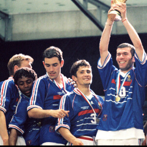 Archives - Bernard Diomède, Robert Pirès, Bixente Lizarazu, Zinedine Zidane, Marcel Desailly ey Laurent Blanc en finale de Coupe du monde 98.