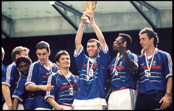 Archives - Bernard Diomède, Robert Pirès, Bixente Lizarazu, Zinedine Zidane, Marcel Desailly ey Laurent Blanc en finale de Coupe du monde 98.