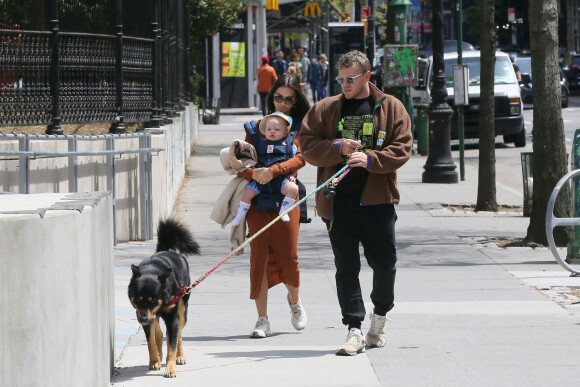 Exclusif - Emily Ratajkowski et son mari Sebastian Bear-McClard se promènent avec leur bébé et leur chien dans les rues de New York le 1er mai 2022.