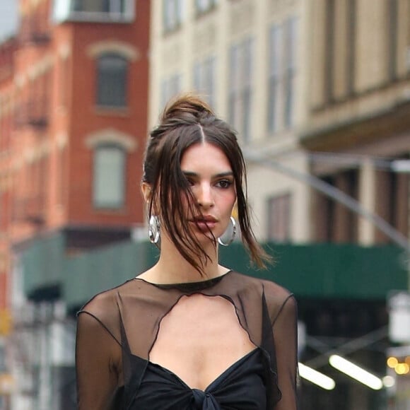 Exclusif - Emily Ratajkowski sort dîner après avoir fait des courses à New York le 23 juin 2022.