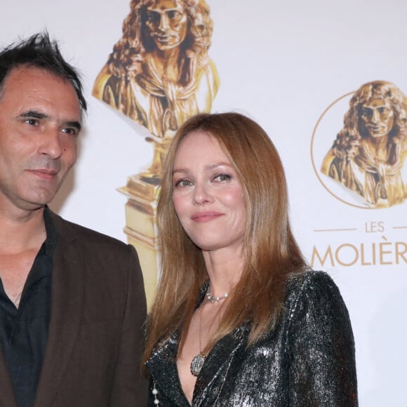 Vanessa Paradis et son mari Samuel Benchetrit (auteur et metteur en scène de la pièce " Maman " dans laquelle Vanessa est nominée) - 33ème " Nuit des Molières " aux Folies Bergère à Paris le 30 Mai 2022. Bertrand Rindoff / Bestimage 