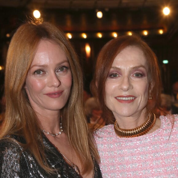 Vanessa Paradis et Isabelle Huppert - 33ème " Nuit des Molières " aux Folies Bergère à Paris le 30 Mai 2022. Bertrand Rindoff / Bestimage 