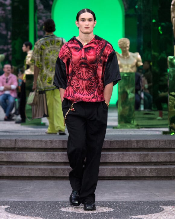 Aurélien Enthoven (fils de C. Bruni) Défilé Versace "Collection Prêt-à-Porter Homme Printemps/Eté 2023" lors de la Fashion Week de Milan (MLFW), le 18 juin 2022. 