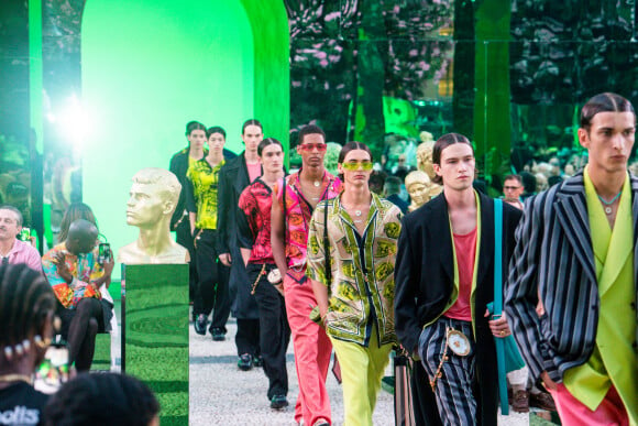 Aurélien Enthoven (fils de C. Bruni - chemise rouge et noire) - Défilé Versace "Collection Prêt-à-Porter Homme Printemps/Eté 2023" lors de la Fashion Week de Milan (MLFW), le 18 juin 2022. 