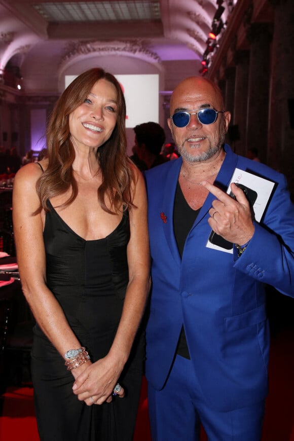 Carla Bruni Sarkozy et Pascal Obispo - 19ème "Diner de la Mode" au bénéfice de Sidaction au Pavillon Cambon Capucines dans le cadre de la Fashion Week de Paris, France. Le 7 juillet 2022. © Olivier Borde-Bertrand Rindoff Petroff / Bestimage 