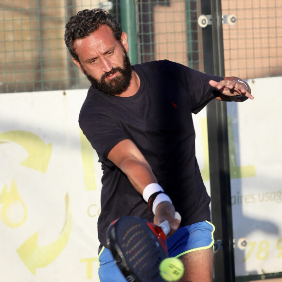 Exclusif - Cyril Hanouna fait le show sur un terrain de padel lors des qualifications du tournoi P1000 du Tennis Club Toulonnais, à La Valette-du-Var. © Luc Boutria / Nice Matin / Bestimage