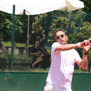 Exclusif - Julien Courbet - 26ème édition du Trophée des personnalités en marge des Internationaux de Tennis de Roland Garros à Paris. Le 7 juin 2018. La 26ème édition du trophée des personnalités rassemblera de nombreuses célébrités qui viendront partager un moment convivial et solidaire autour de leur passion pour le tennis. Cette année, le trophée innove en invitant les personnalités à venir mesurer leur vitesse de balle pour la bonne cause. Pour la première fois, grâce au soutien de Engie et Babolat, chaque kilomètre heure sera converti en euro. 1 km/h = 1 euro. Le montant additionné sera remis par les vainqueurs aux associations "Premier de Cordée" et "Sourire à la vie". De plus, Engie remettra chaque jour un chèque à une association qui oeuvre pour l'accès au sport : "Princesse Margot" parrainée par K.Adams, "Innocence en danger" représentée par N.Baye, "Autour des williams" soutenue par O.Meunier et "Autiste sans frontières" avec L.Delahousse. © Denis Guignebourg / Bestimage 