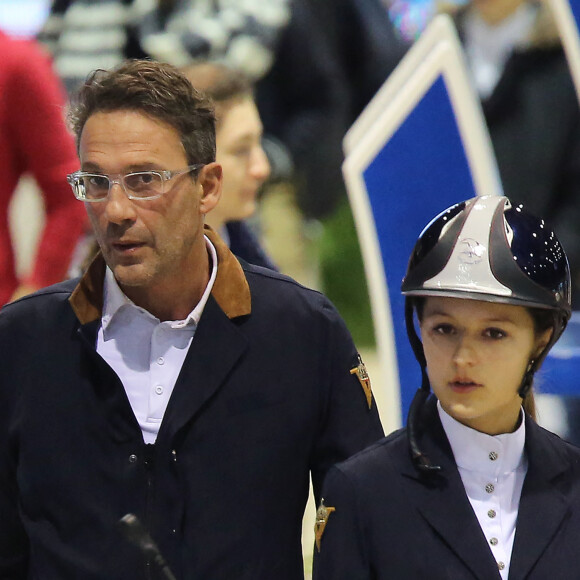 Exclusif - Prix Spécial - Lola Courbet, la fille de l'animateur Julien Courbet, en reconnaissance avec son père au jumping international de Bordeaux le 7 février 2016. Lola Courbet monte pour son partenaire Victory Horse. © Thibaud Moritz/Quentin Salinier/Bestimage 
