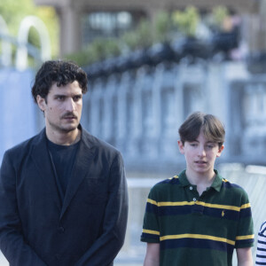 Joseph Engel entouré de Louis Garrel et sa fille Oumy (Céline) - Première du film "La croisade" lors du 69ème Festival International du Film de San Sebastian. Le 18 septembre 2021.