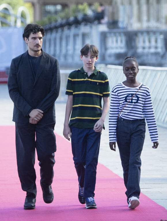 Joseph Engel entouré de Louis Garrel et sa fille Oumy (Céline) - Première du film "La croisade" lors du 69ème Festival International du Film de San Sebastian. Le 18 septembre 2021.