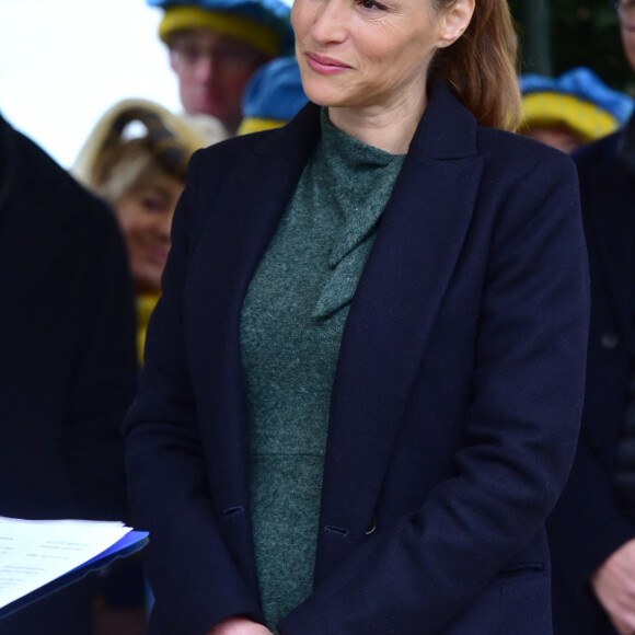 Vanessa Demouy - La confrérie de Belnus a procédé à l'intronisation des invités du Comité des fêtes de Beaune et du Pays beaunois, V. Demouy, D. Fernandez et P. Verdier après une messe en la basilique de Beaune le 19 novembre 2017. © Giancarlo Gorassini/Bestimage