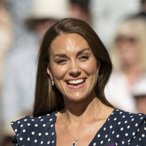 Catherine (Kate) Middleton remet le trophée à Novak Djokovic, vainqueur du tournoi de Wimbledon le 10 juillet 2022. 