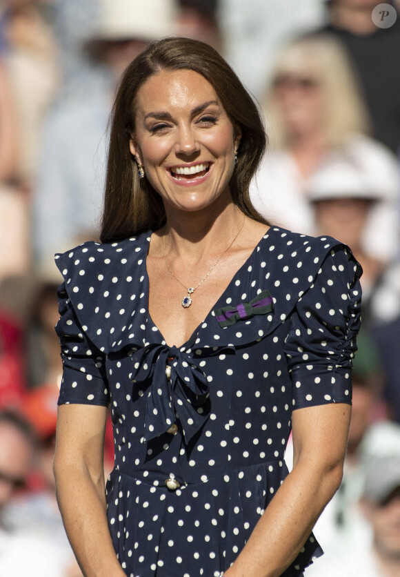 Catherine (Kate) Middleton remet le trophée à Novak Djokovic, vainqueur du tournoi de Wimbledon le 10 juillet 2022. 