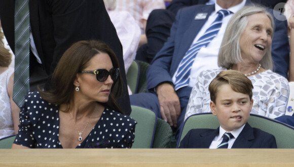 Le prince George de Cambridge - Catherine (Kate) Middleton remet le trophée à Novak Djokovic, vainqueur du tournoi de Wimbledon le 10 juillet 2022. 