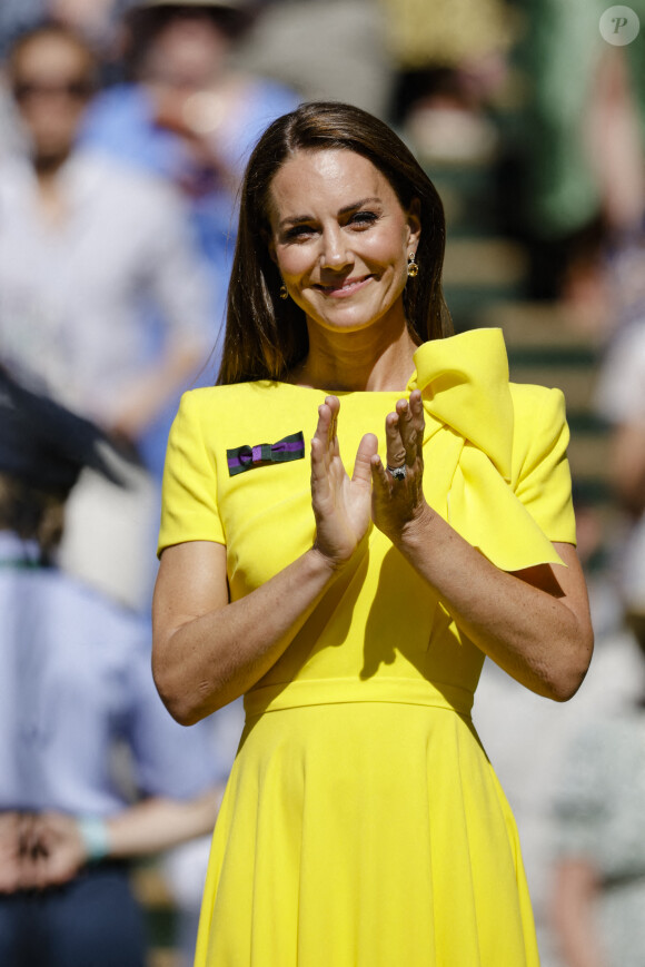 Catherine (Kate) Middleton, duchesse de Cambridge, remet le trophée à E.Rybakina après la finale dame du tournoi de Wimbledon au All England Lawn Tennis and Croquet Club à Londres, Royaume Uni. 