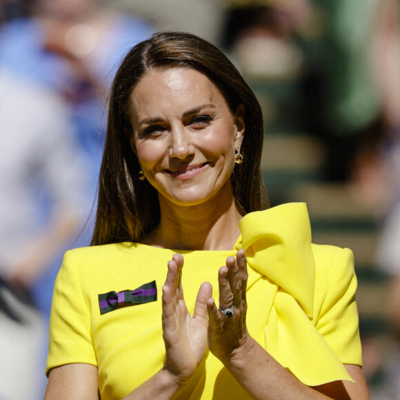 Catherine (Kate) Middleton, duchesse de Cambridge, remet le trophée à E.Rybakina après la finale dame du tournoi de Wimbledon au All England Lawn Tennis and Croquet Club à Londres, Royaume Uni. 