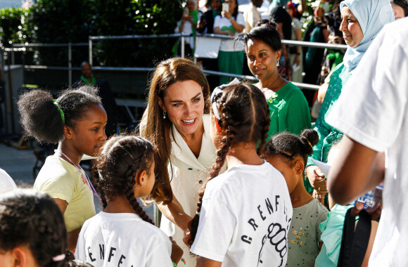 Catherine (Kate) Middleton, duchesse de Cambridge, lors d'une cérémonie multiconfessionnelle et de dépôt de couronnes au pied de la tour Grenfell à Londres, Royaume Uni, le 14 juin 2022, en souvenir de ceux qui sont morts dans l'incendie de la tour Grenfell le 14 juin 2018. 